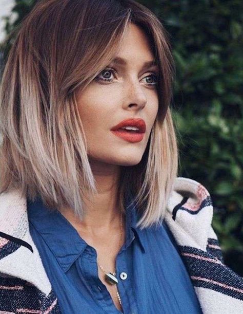 Chica usando un fleco estilo Waft con el cabello largo y esponjado