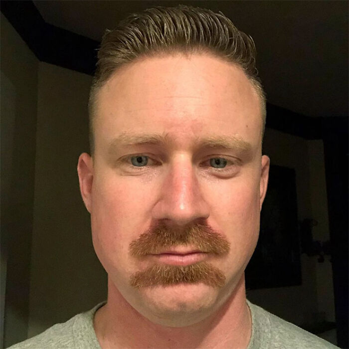 Hombres usando doble bigote en el rostro mientras lo peinan con gracia