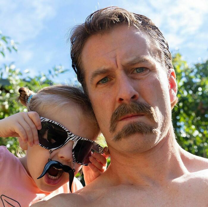 Hombres usando doble bigote en el rostro mientras lo peinan con gracia