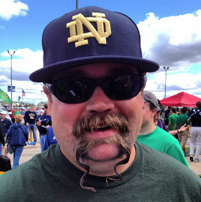 Hombres usando doble bigote en el rostro mientras lo peinan con gracia