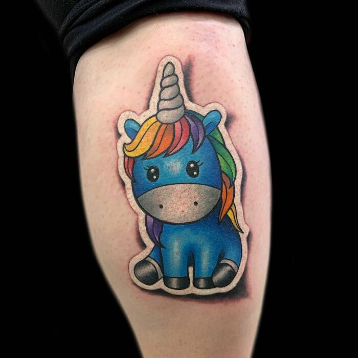 Unicornio ;Artista crea hermoso tatuajes que parecen 'stickers' para la piel