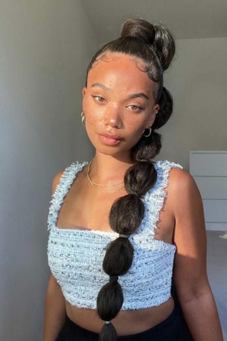 Chica con coleta alta de trenzas bubble o burbujas; 13 Trenzas estilo 'bubble' para darle un giro a tu clásico peinado