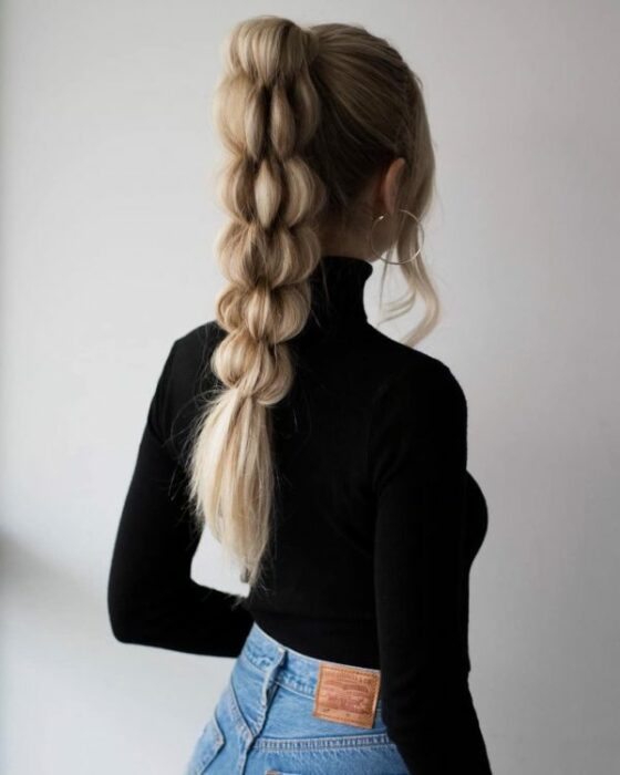 Chica con coleta alta de trenzas bubble o burbujas; 13 Trenzas estilo 'bubble' para darle un giro a tu clásico peinado