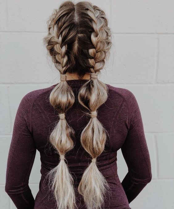 Chica con coletas bajas de trenzas bubble o burbujas; 13 Trenzas estilo 'bubble' para darle un giro a tu clásico peinado