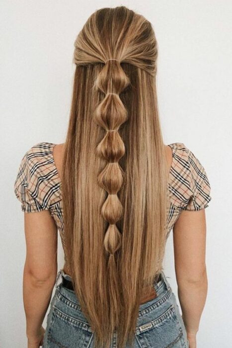 Chica con media coleta de trenzas bubble o burbujas; 13 Trenzas estilo 'bubble' para darle un giro a tu clásico peinado