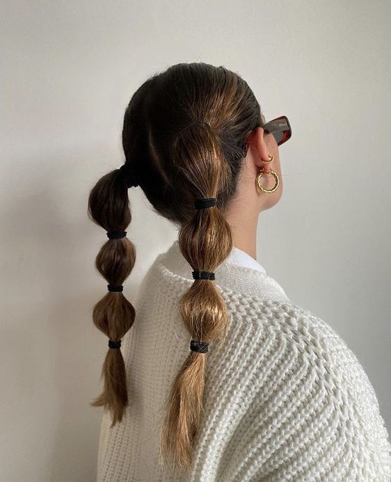 Chica con trenzas anchas de bubble o burbujas; 13 Trenzas estilo 'bubble' para darle un giro a tu clásico peinado
