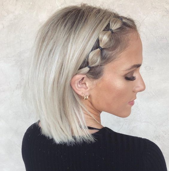 Chica con diadema lateral de trenzas bubble o burbujas; 13 Trenzas estilo 'bubble' para darle un giro a tu clásico peinado