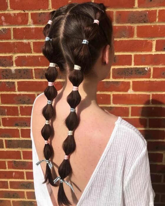 Chica con trenzas altas y largas de bubble o burbujas; 13 Trenzas estilo 'bubble' para darle un giro a tu clásico peinado