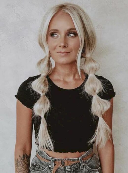 Chica con coletas bajas de trenzas bubble o burbujas; 13 Trenzas estilo 'bubble' para darle un giro a tu clásico peinado