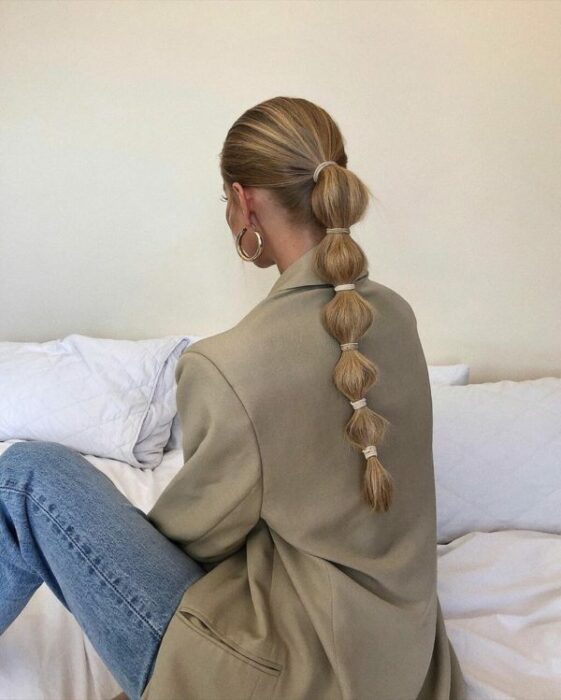 Chica con coleta baja de trenzas bubble o burbujas; 13 Trenzas estilo 'bubble' para darle un giro a tu clásico peinado
