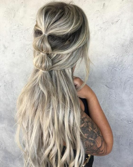 Chica con media coleta de trenzas bubble o burbujas; 13 Trenzas estilo 'bubble' para darle un giro a tu clásico peinado