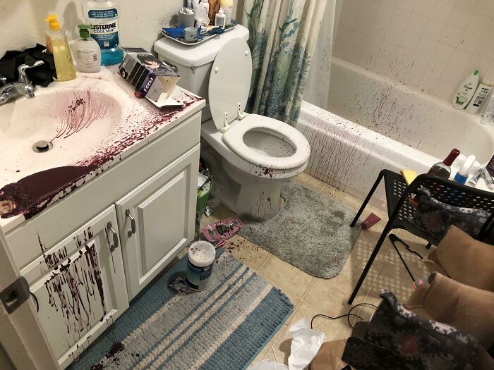 baño teñido de tintura rosa ;14 Fails de tintes caseros que te harán valorar tu hermosa melena