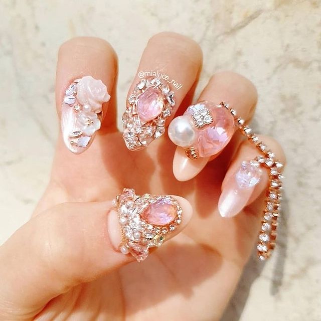 Manicura en rosa pastel ;14 Manicuras estilo rococo para llenar tus uñas con piedritas