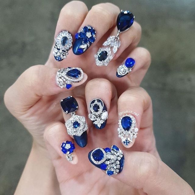 Manicura en azul rey ;14 Manicuras estilo rococo para llenar tus uñas con piedritas