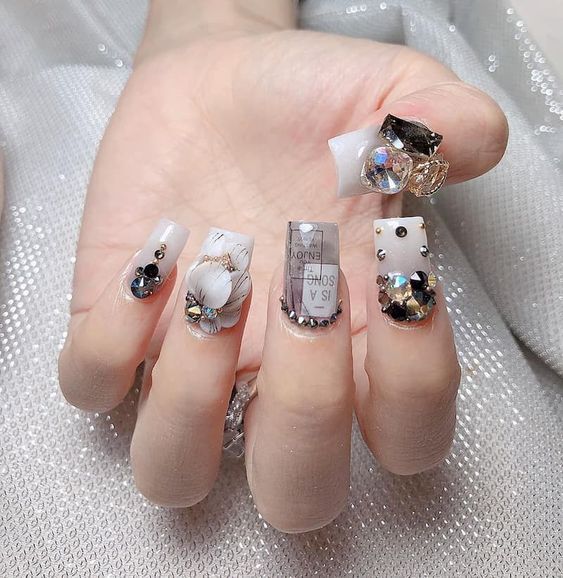 Manicura blanco con gris ;14 Manicuras estilo rococo para llenar tus uñas con piedritas