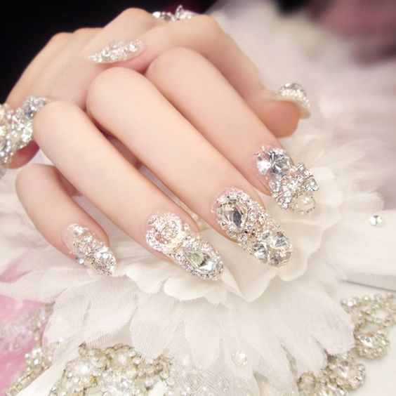 Manicura en tono blanco con piedras ;14 Manicuras estilo rococo para llenar tus uñas con piedritas
