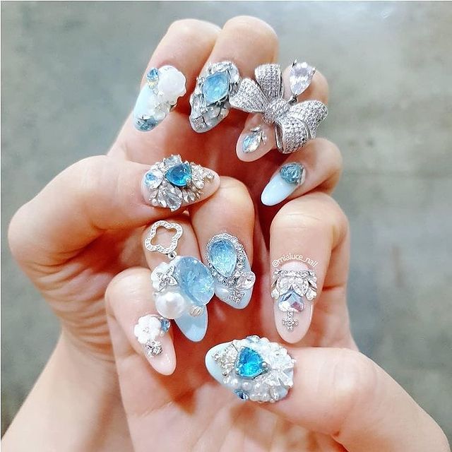 Manicura en azul cielo ;14 Manicuras estilo rococo para llenar tus uñas con piedritas