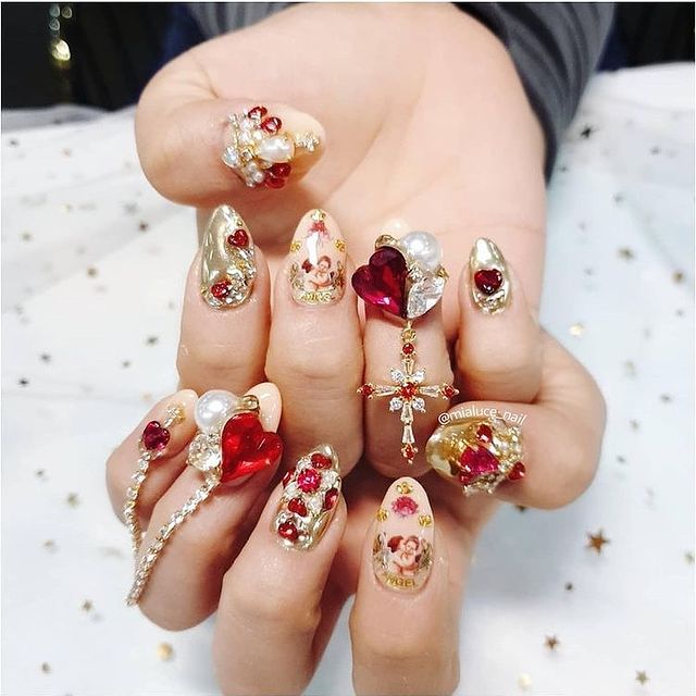Manicura en tonos rojos ;14 Manicuras estilo rococo para llenar tus uñas con piedritas