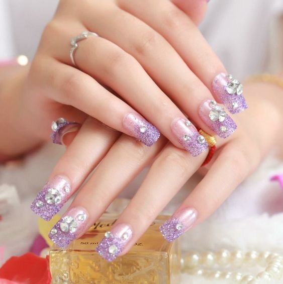 Manicura en tono lila ;14 Manicuras estilo rococo para llenar tus uñas con piedritas