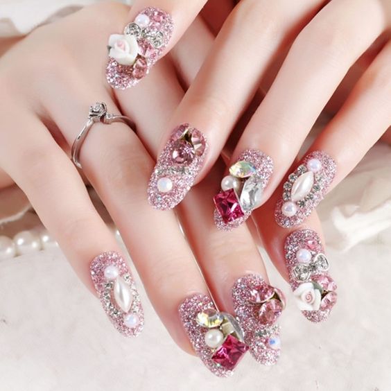 Manicura en tonos rosas ;14 Manicuras estilo rococo para llenar tus uñas con piedritas