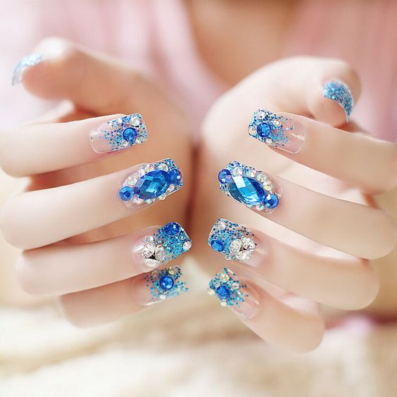 Manicura en tono agua marina ;14 Manicuras estilo rococo para llenar tus uñas con piedritas