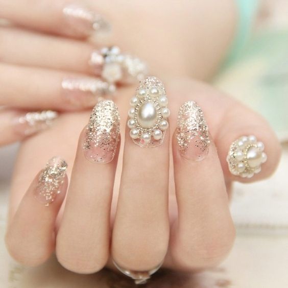 Manicura con perlas blancas ;14 Manicuras estilo rococo para llenar tus uñas con piedritas