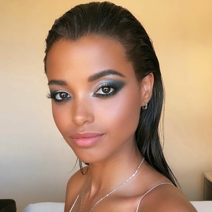 Chica con un maquillaje smookey eye en diferentes colores