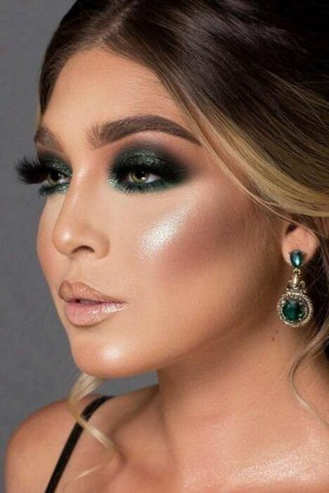 Chica con un maquillaje smookey eye en diferentes colores