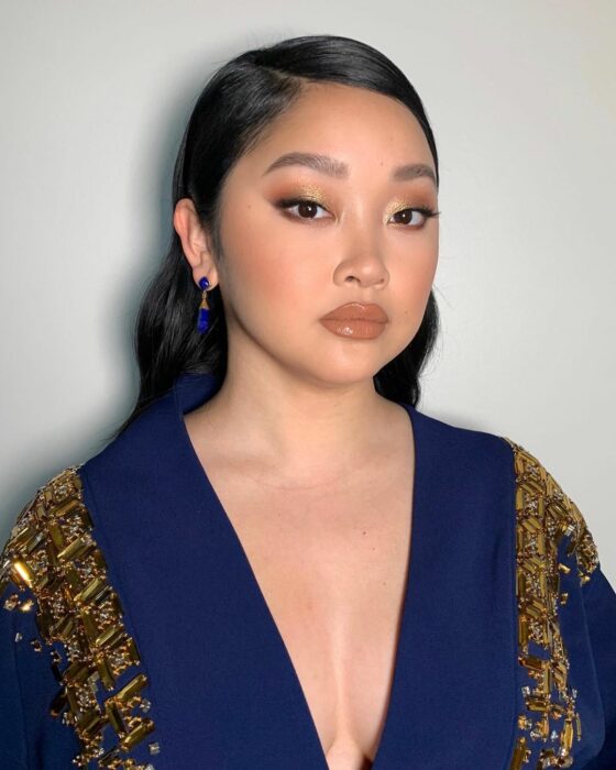 Chica con un maquillaje smookey eye en diferentes colores
