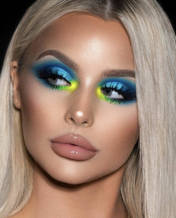 Chica con un maquillaje smookey eye en diferentes colores