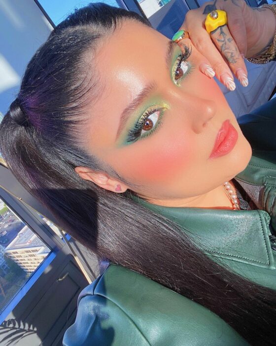 Chica con un maquillaje smookey eye en diferentes colores