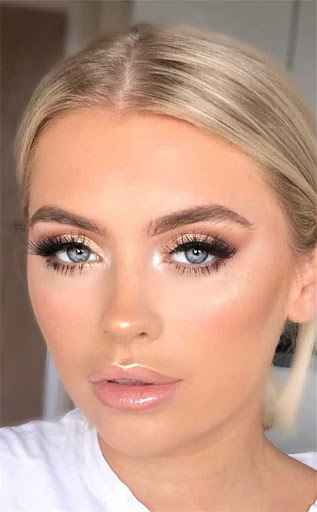 Chica con un maquillaje smookey eye en diferentes colores