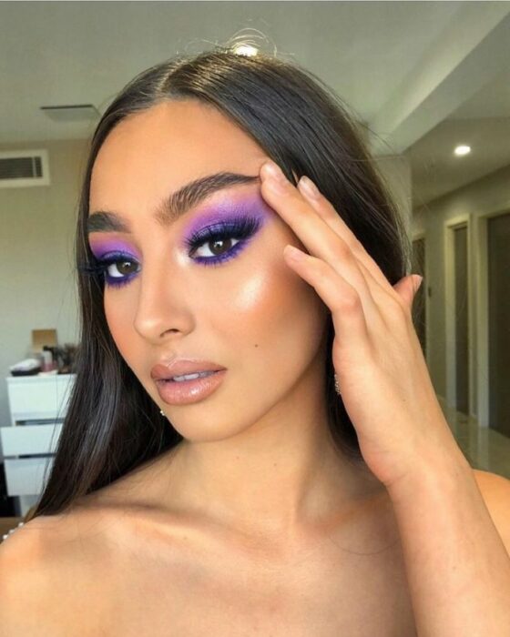 Chica con un maquillaje smookey eye en diferentes colores