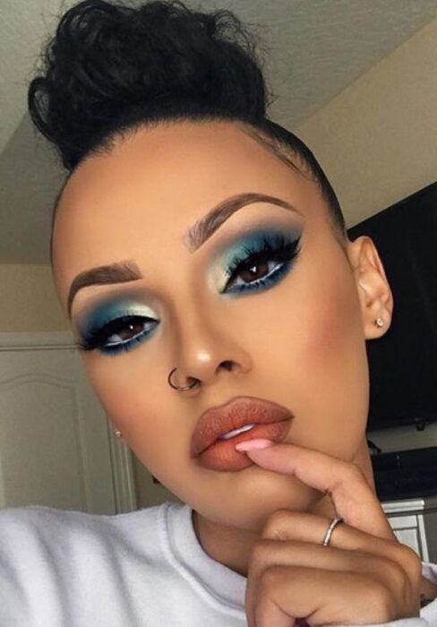 Chica con un maquillaje smookey eye en diferentes colores
