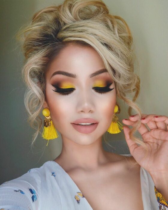 Chica con un maquillaje smookey eye en diferentes colores