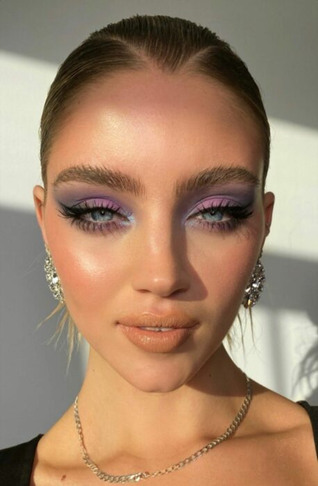 Chica con un maquillaje smookey eye en diferentes colores