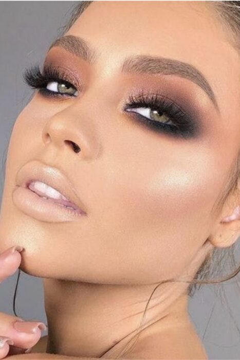 Chica con un maquillaje smookey eye en diferentes colores