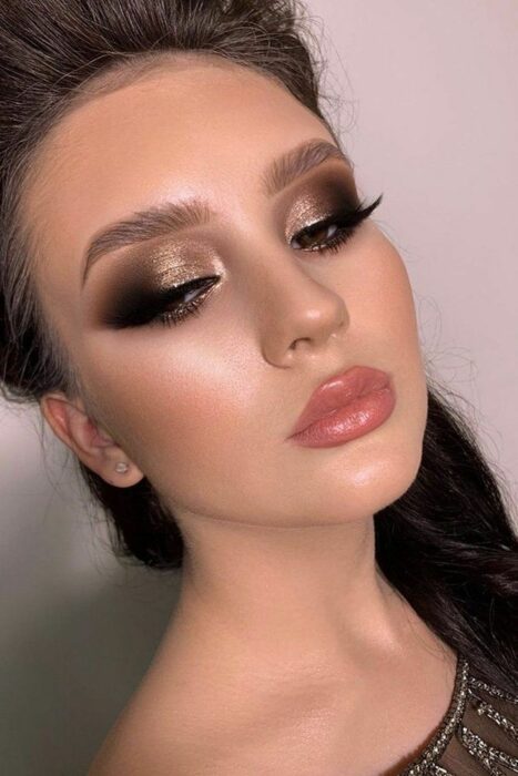 Chica con un maquillaje smookey eye en diferentes colores