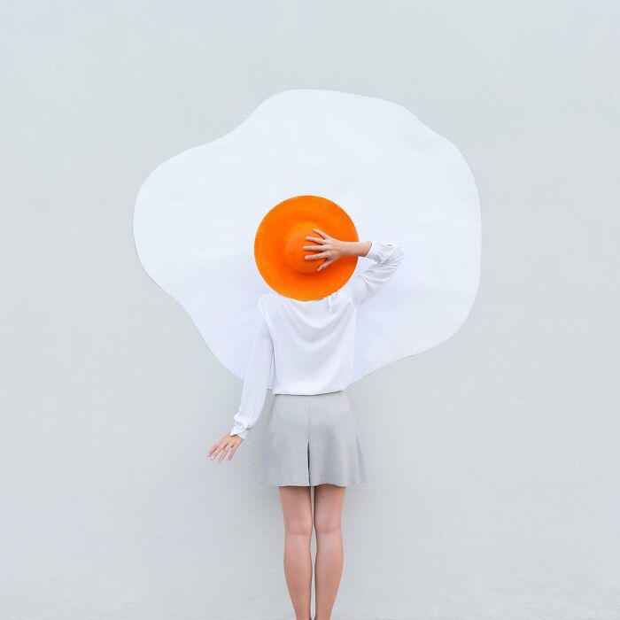 Chica simulando un huevo; Pareja hace sesión de fotos minimalistas sin usar photoshop