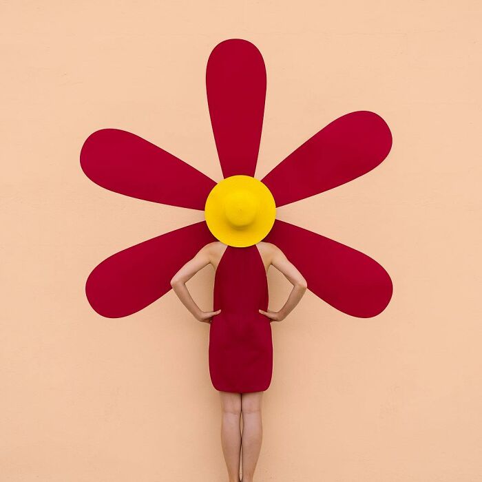 Chica imitando una flor; Pareja hace sesión de fotos minimalistas sin usar photoshop
