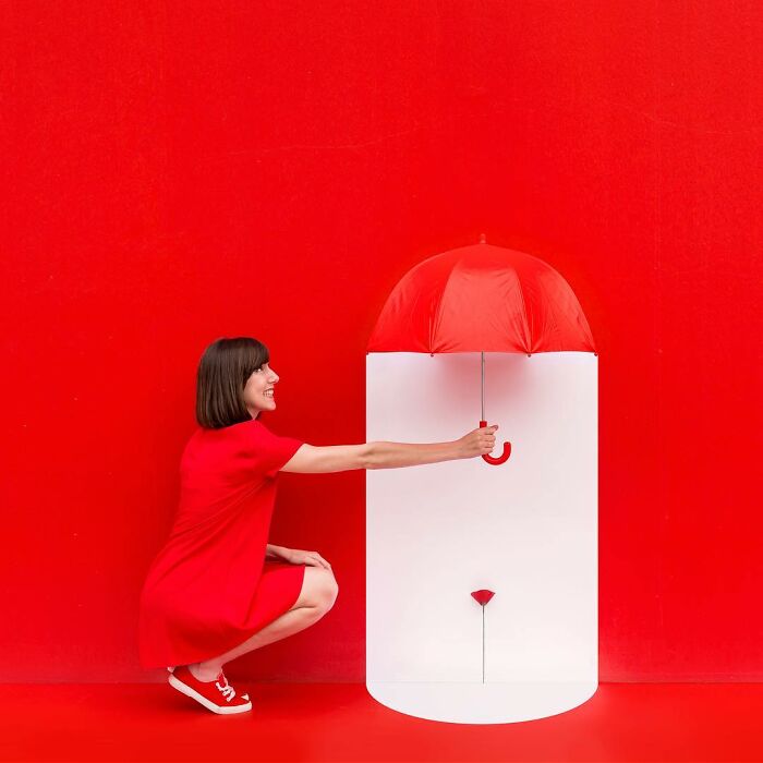 Chica sosteniendo un paraguas; Pareja hace sesión de fotos minimalistas sin usar photoshop