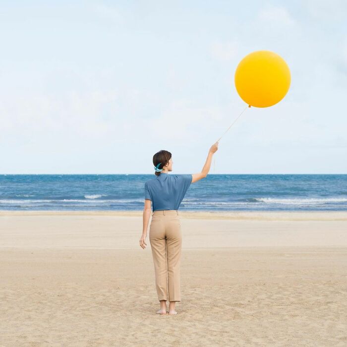 Chica sosteniendo un globo amarillo; Pareja hace sesión de fotos minimalistas sin usar photoshop