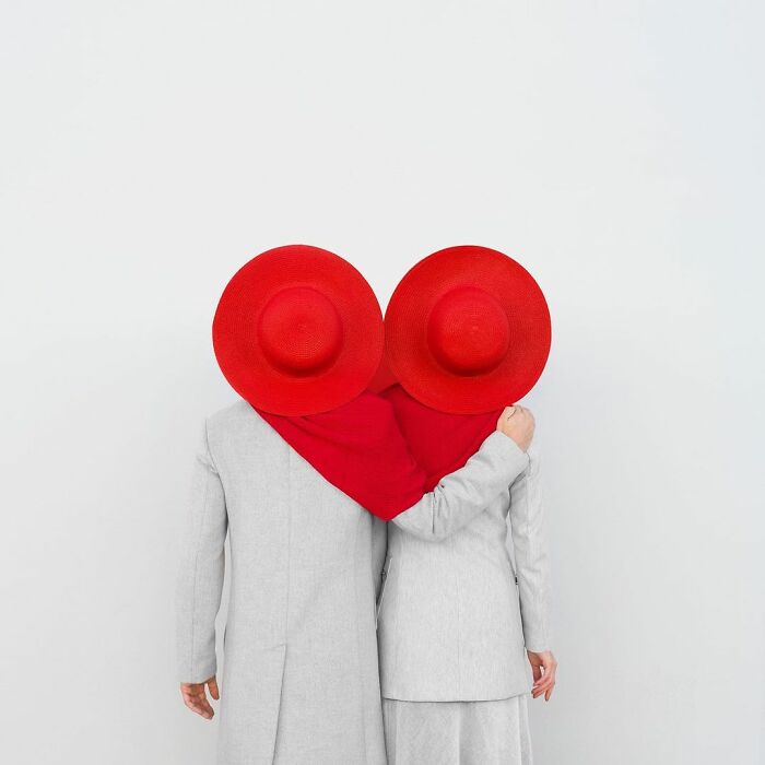 Pareja simulando un corazón con gorros; Pareja hace sesión de fotos minimalistas sin usar photoshop