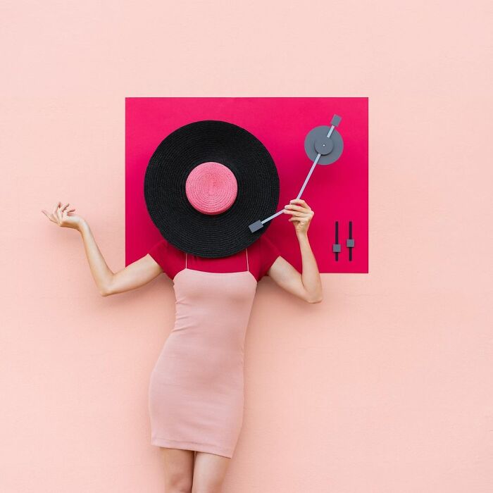 Chica como un tocadiscos; Pareja hace sesión de fotos minimalistas sin usar photoshop