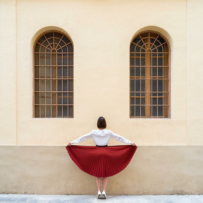 Chica sosteniendo una falda plisada; Pareja hace sesión de fotos minimalistas sin usar photoshop