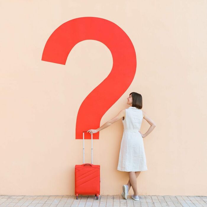 Chica junto a un signo de interrogación; Pareja hace sesión de fotos minimalistas sin usar photoshop