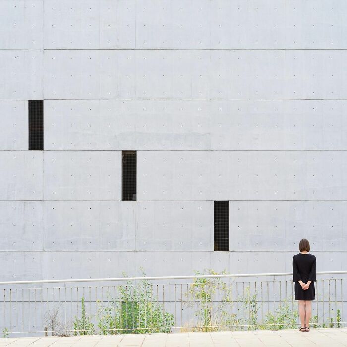 Chica junto a unas ventanas; Pareja hace sesión de fotos minimalistas sin usar photoshop