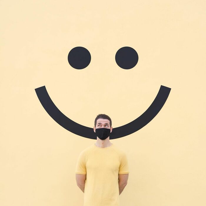 Chico sonriendo; Pareja hace sesión de fotos minimalistas sin usar photoshop
