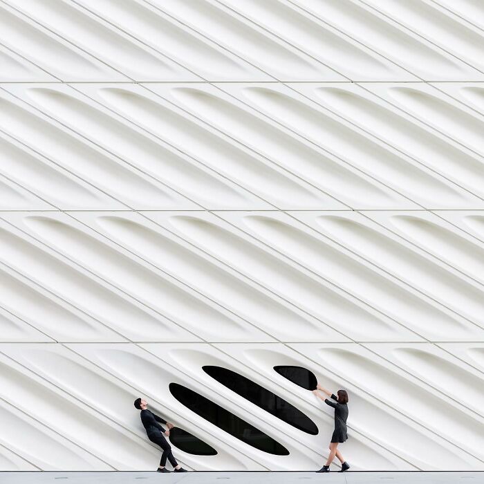 Chica junto a un ventanal negro; Pareja hace sesión de fotos minimalistas sin usar photoshop