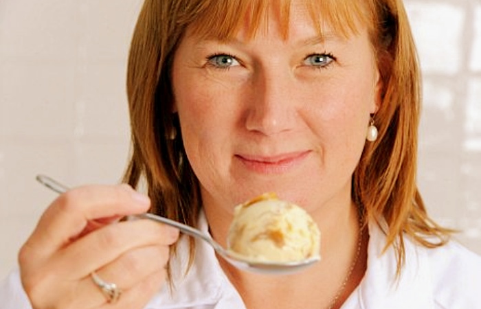 Mujer probando helado
